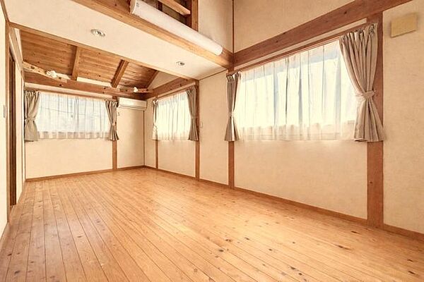 ロフト付き洋室約10.7帖（AI加工にて家具撤去）ぜひ現地にて、実際の広さや開放感をお確かめください
