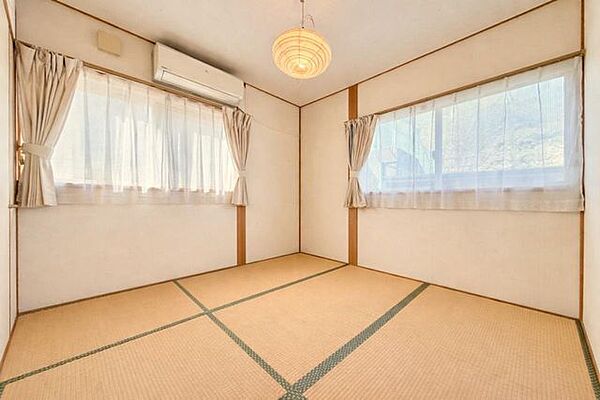 和室約4.5帖です（AI加工にて家具撤去しました）ぜひ現地にて、実際の広さや開放感をお確かめください