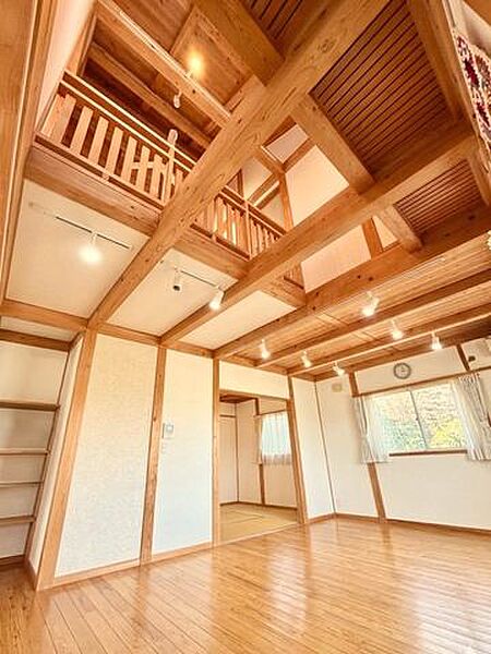 開放感のある吹き抜けです、ぜひ現地にて、実際の広さや開放感をお確かめください。