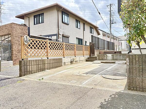 カースペースです、写真では伝わらない空間の広さを現地でご体感下さい