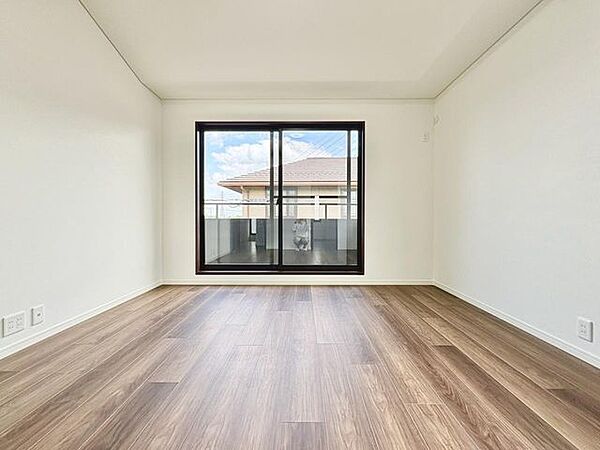 洋室約8帖です、写真では伝わらない空間の広さを現地でご体感下さい