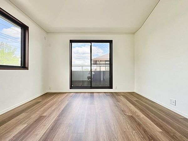 洋室約8帖です、写真では伝わらない空間の広さを現地でご体感下さい