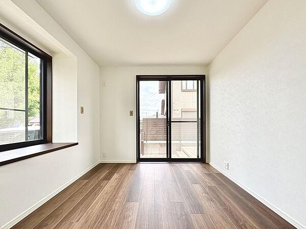 洋室約6帖です、写真では伝わらない空間の広さを現地でご体感下さい