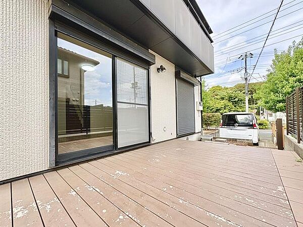 ウッドデッキ付きの戸建てです、写真では伝わらない空間の広さを現地でご体感下さい