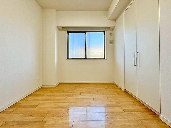 洋室約5帖、ぜひ現地にて、実際の広さや開放感をお確かめください。
