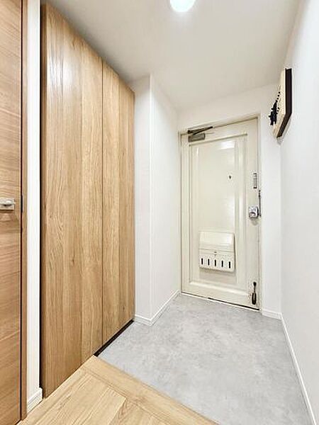 収納豊富な玄関です、ぜひ現地にて、実際の広さや開放感をお確かめください。