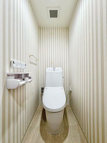 おしゃれな壁紙のトイレです、ぜひ現地にて、実際の広さや開放感をお確かめください。