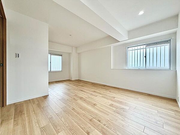 広々、約9帖の洋室です、ぜひ現地にて、実際の広さや開放感をお確かめください。