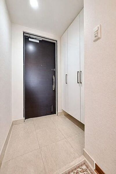 玄関（写真は家具等撤去後のイメージ画像です）、写真では伝わらない空間の広さを、現地でご体感ください