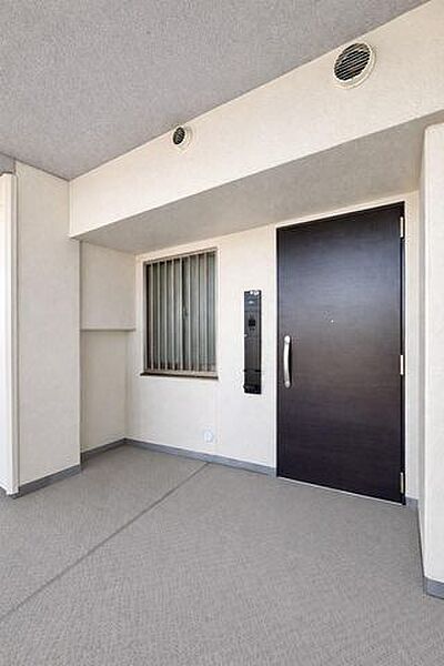 玄関（写真は家具等撤去後のイメージ画像です）、写真では伝わらない空間の広さを、現地でご体感ください
