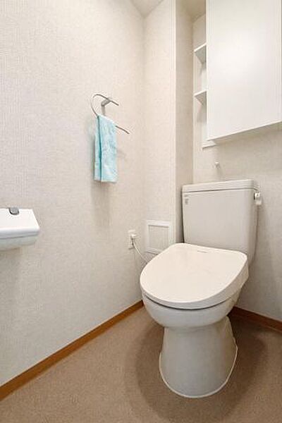 トイレ（写真は家具撤去後→AI加工）、写真では伝わらない空間の広さを、現地でご体感ください
