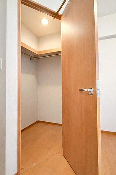 広々WIC付き（写真は家具撤去後→AI加工）、写真では伝わらない空間の広さを、現地でご体感ください
