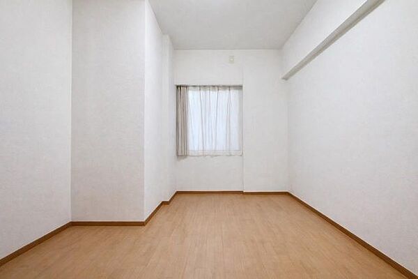 約5帖の洋室（写真は家具撤去後→AI加工）、写真では伝わらない空間の広さを、現地でご体感ください