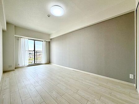 心地よい朝の目覚めを約束する寝室。プライベートな時間を豊かに彩る、安らぎの空間。