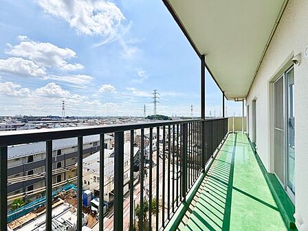 お洗濯物もたっぷり干せる広々バルコニー。ガーデニングを楽しむ余裕も生まれる空間です。