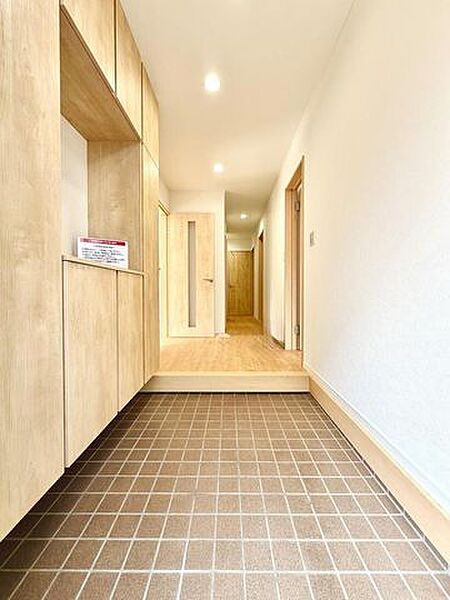 外から撮影した玄関ドアです、ぜひ現地にて、実際の広さや開放感をお確かめください。