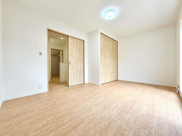 洋室約8.5帖です、ぜひ現地にて、実際の広さや開放感をお確かめください。