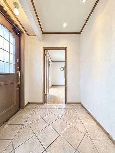 広々、玄関スペース（AI加工にて家具撤去しました）ぜひ現地にて、実際の広さや開放感をお確かめください