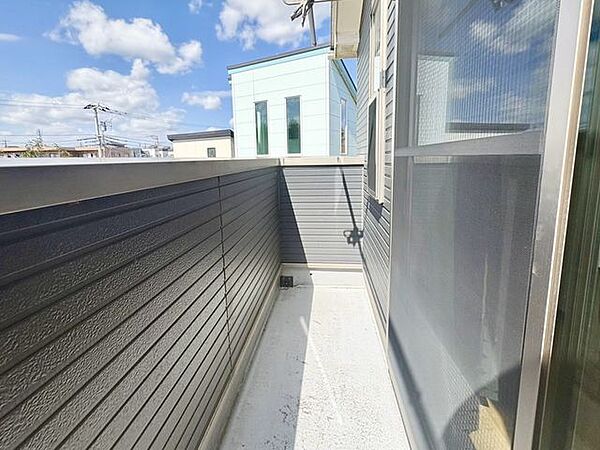 お洗濯物がよく乾く明るいバルコニー。心地よい風を感じられる開放的な空間です。