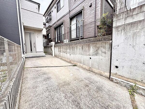 縦列ですが、2台は余裕で駐車可能