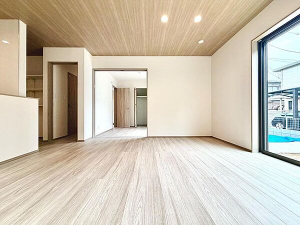 15.5帖のリビング、ぜひ現地にて、実際の広さや開放感をお確かめください。