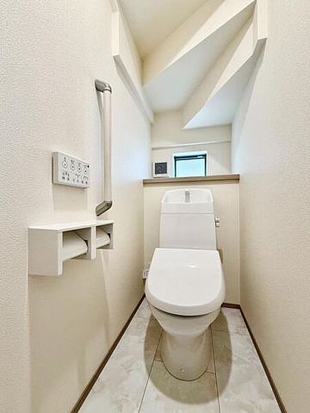 1階のトイレです、ぜひ現地にて、実際の広さや開放感をお確かめください。