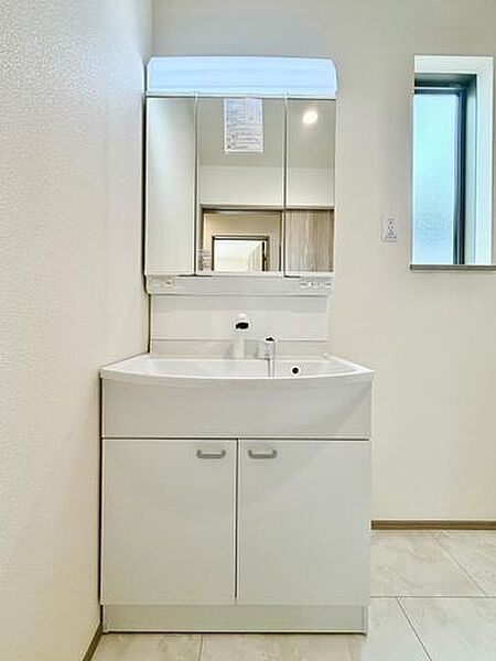 洗面化粧台です、ぜひ現地にて、実際の広さや開放感をお確かめください。