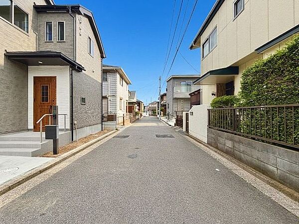 前面道路です、ぜひ現地にて、実際の広さや開放感をお確かめください。