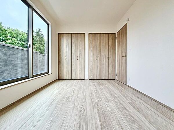 洋室6帖です、ぜひ現地にて、実際の広さや開放感をお確かめください。