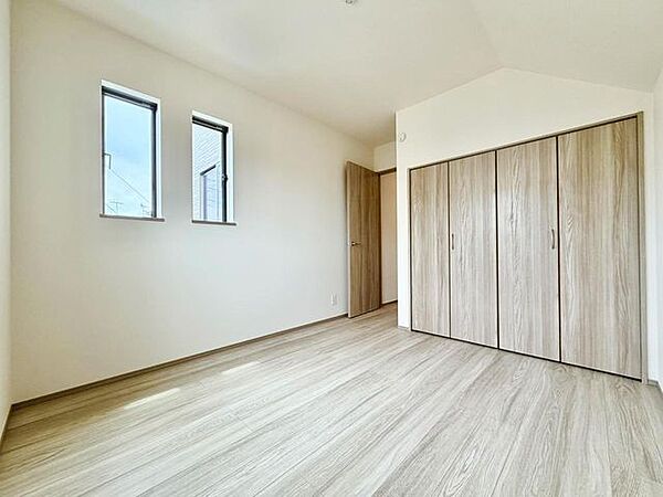 洋室5.25帖です、ぜひ現地にて、実際の広さや開放感をお確かめください。