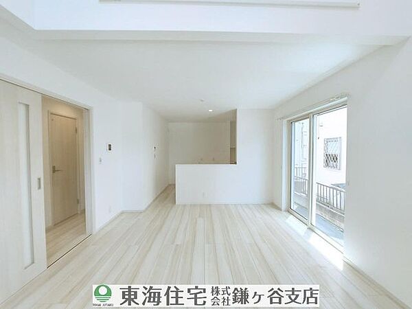 吹き抜けのある明るいリビングでご家族の会話も弾みます
