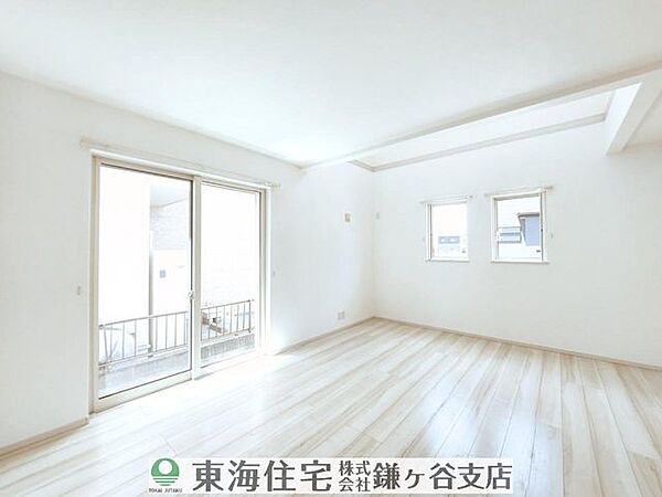 14.5帖のリビングは吹き抜けから自然光が差し込みます