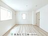 室内：約8帖の洋室は内窓からリビングの様子をうかがえます