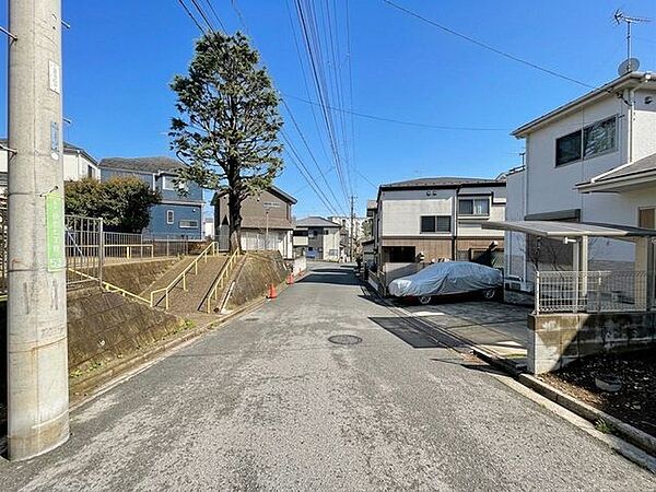 広々、前面道路です、ぜひ現地にて、実際の広さや開放感をお確かめください。