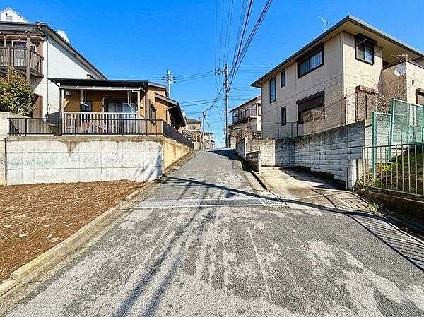 広々、前面道路です、ぜひ現地にて、実際の広さや開放感をお確かめください。