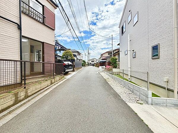 前面道路です、写真では伝わらない空間の広さを、現地でご体感下さい