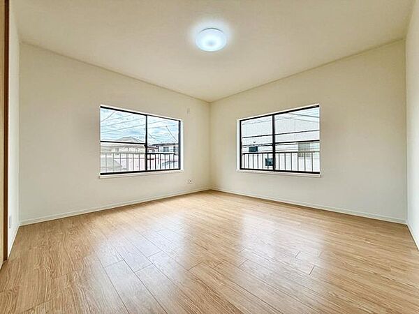 洋室約8帖です、写真では伝わらない空間の広さを、現地でご体感下さい