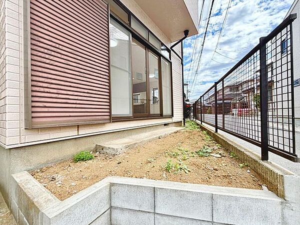 お庭です、写真では伝わらない空間の広さを、現地でご体感下さい