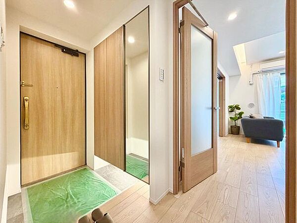 玄関との繋がり、ぜひ現地にて、実際の広さや開放感をお確かめください。