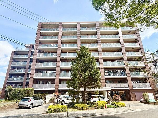 日中の外観写真です、ぜひ現地にて、実際の広さや開放感をお確かめください。