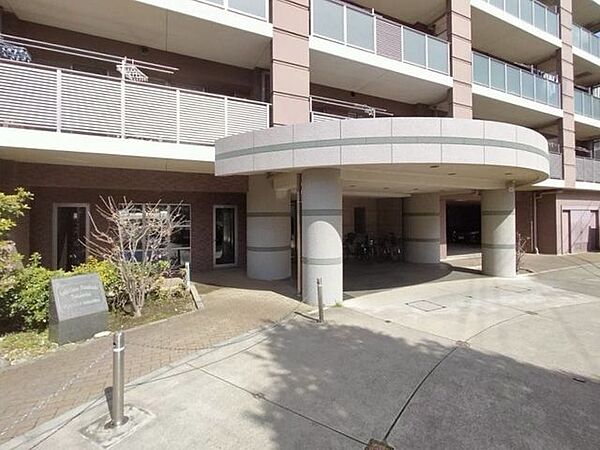 マンションの入り口です、ぜひ現地にて、実際の広さや開放感をお確かめください。