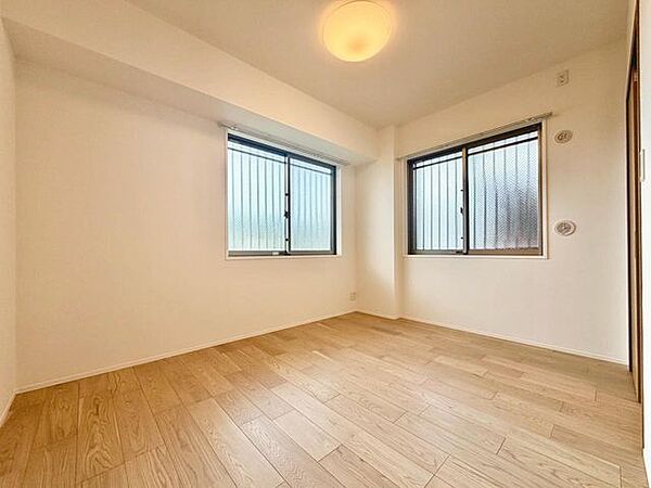 洋室約6.2帖です、ぜひ現地にて、実際の広さや開放感をお確かめください。