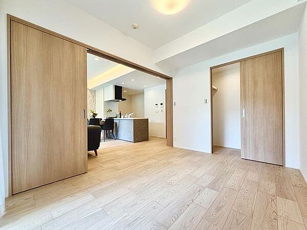 洋室約6帖です、ぜひ現地にて、実際の広さや開放感をお確かめください。