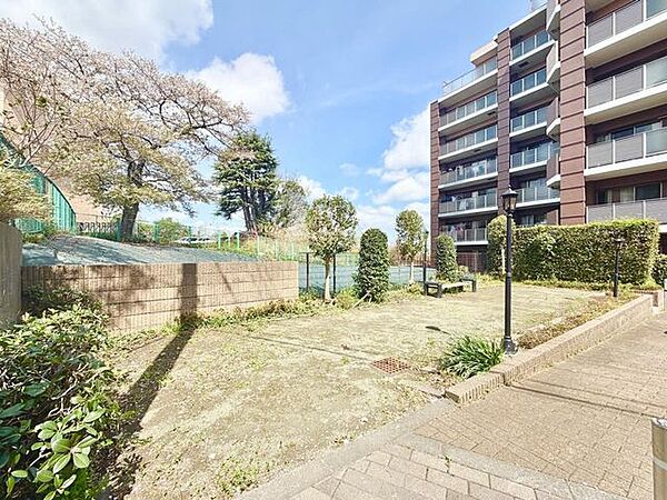 マンション内に公園があります、ぜひ現地にて、実際の広さや開放感をお確かめください。