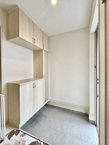 玄関ドアです（AI加工にて家具撤去しました）ぜひ現地にて、実際の広さや開放感をお確かめください