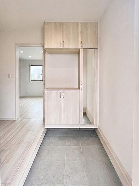 玄関ドアです（AI加工にて家具撤去しました）ぜひ現地にて、実際の広さや開放感をお確かめください