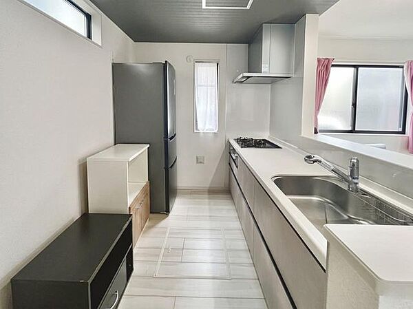 対面キッチンです（AI加工にて家具撤去しました）ぜひ現地にて、実際の広さや開放感をお確かめください