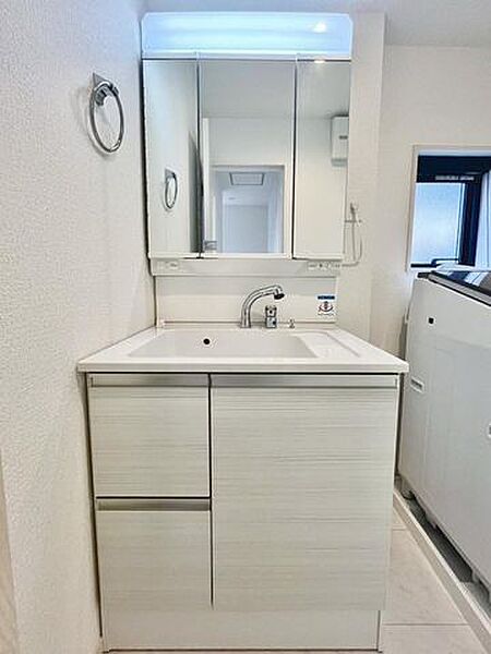 洗面化粧台です、ぜひ現地にて、実際の広さや開放感をお確かめください