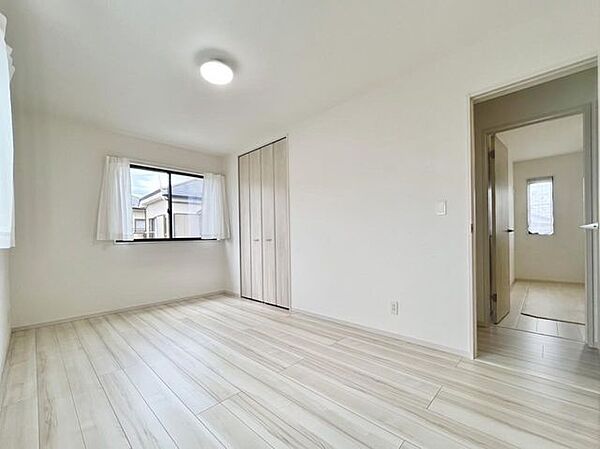 洋室約7.5帖です、ぜひ現地にて、実際の広さや開放感をお確かめください