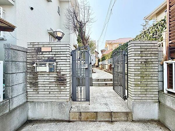 おしゃれなデザインの玄関、ぜひ現地にて、実際の広さや開放感をお確かめください。